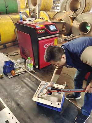 수퍼 아웃렛 금속 산업용 휴대용 섬유 레이저 용접 기계 1000W 1500W 2000W
