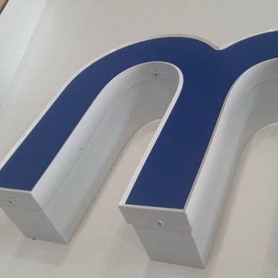 2.0Kw 높은 정확성 알루미늄 판 CNC 문자 굽기 기계 채널 문자