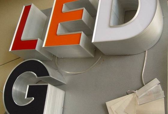 알루미늄 시트 굽기 LED 광고 표지 CNC 채널 문자 굽기 기계 Ejon E9