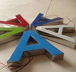 아크릴 채널 문자 굽기 기계 Y13L 야외 CNC 라이트 3D 표지 로고 제작