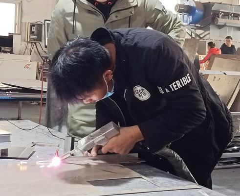 1000W 1500W 2000W 스테인리스 스틸 알루미늄을 위한 휴대용 섬유 레이저 용접 기계